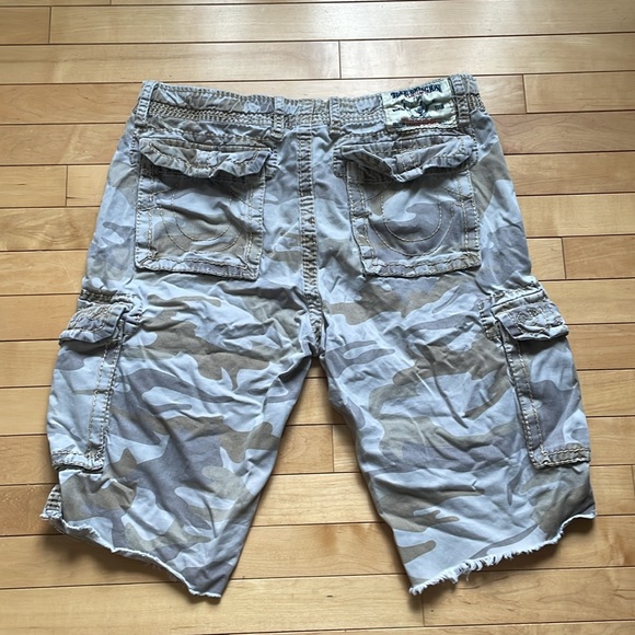 True Religion cargo camp shorts - Picture 3 of 6